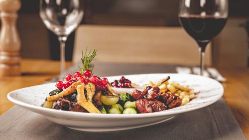 Bis ein Gericht schmackhaft auf dem Teller landet, ist ein langer und verantwortungsvoller Prozess nötig. Foto: Gammeter Media AG