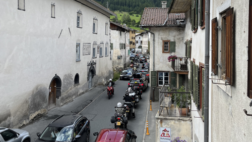 Die Verkehrssituation in Sta. Maria ist eine Belastung für die Einwohner des Dorfes. Foto: z. Vfg
