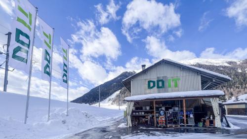 Der alteingesessene, aber baufällig gewordene DO-IT-Baumarkt in Zernez wird bereits am 4. April geschlossen. Einen Monat später folgt auch die Schliessung des Standortes Chur. Foto: Jon Duschletta