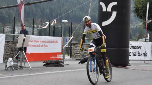 Der deutsche Armin Hackl gewinnt das Rennen über 70 Kilometer von Livigno nach Scuol (Foto: Nicolo Bass).