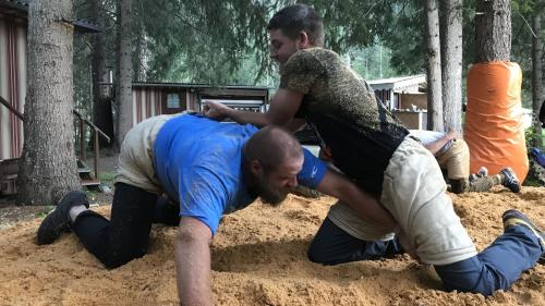 A Sur En vaja daspö quista stà dür sün dür cun far la luotta aint il resgüm – il sport da tradiziun ha ün revival in Engiadina (fotografia: Roman Dobler/RTR).