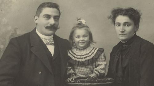 Otto Mohr cun sia prüma duonna Ursulina Schucani e lur figlia Cati circa dal 1902. fotografia: mad/Regula Meyer-Casty