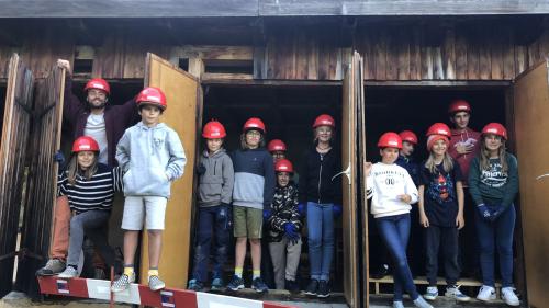 Das stillgelegte Schützenhaus von Sils wird dank dem Einsatz der Fünft- und Sechstklässler zu neuem Leben erweckt. Foto: Marie-Claire Jur