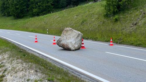 Die Kantonsstrasse zwischen Sils und Maloja ist immer wieder von Steinschlag betroffen. Foto: Andrea Gutgsell