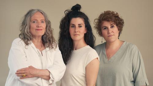 La Triada cun Corin Curschellas, Ursina Giger ed Astrid Alexandre (da schnestra), fa ün experimaint musical (fotografia: Angelika Annen).