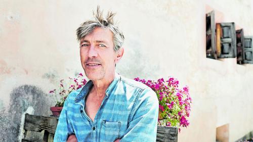 Eigentlich stammt er aus einer Schnapsdynastie. Doch seit 2019 produziert Christian Portner in Sent Gelees und Essige. Foto: Alessandra Leimer