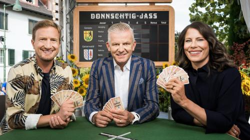Stefan Büsser, Rainer Maria Salzgeber e Sonia Kälin bivgnainta al «Donnschtig-Jass». fotografia: SRF