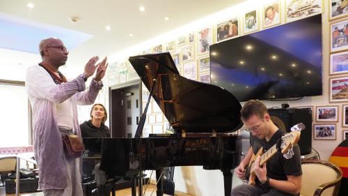 Workshop Leiter Omar Sosa gibt dem MarcO Poingt Trio aus Frankreich Tipps für Ihren Konzertauftritt.
