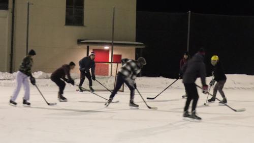 Sanda passeda s’haun chattedas tschinch giuventünas a S-chanf pel turnier tradiziunel da hockey (fotografia: Martin Camichel).