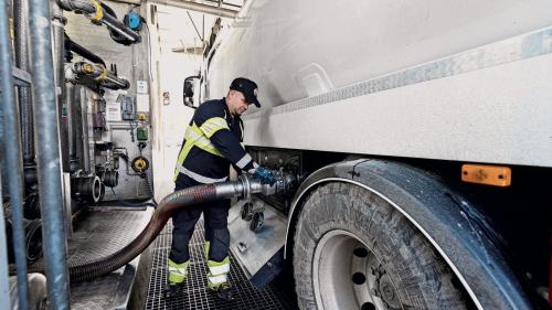 Der Tankwagen wird mit dem neuen Kraftstoff befüllt. Foto: Andrea Furger