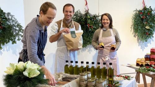 Georg Hammer, Rémy und Lucie Bailloux präsentieren ihre Spezialitäten wie den Panettone fichi, mele et noci (Foto: z. Vfg).