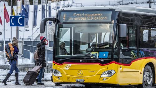PostAuto setzt ab dem Fahrplanwechsel vom 14. Dezember in ganz Graubünden auf das Ticketsystem Venda. Archivbild: Daniel Zaugg