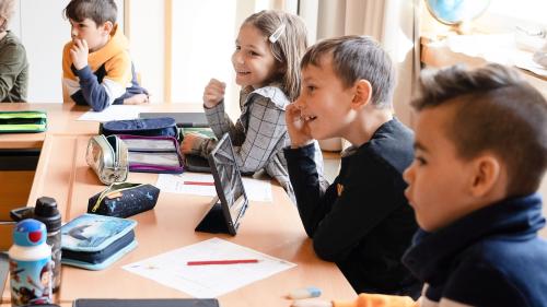 Cul program digital Herby pon ils uffants correger svess lur lezchas. Las magistras ed ils magisters han la survista e pon reagier individualmaing (fotografia: mad).