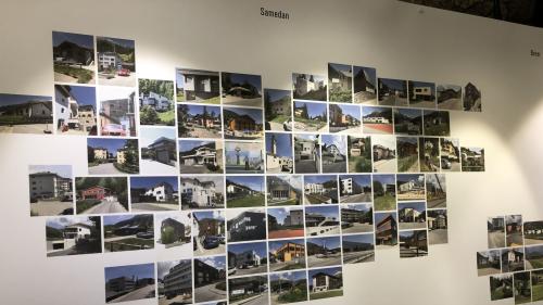 Über 600 interessante Bauten hat Christof Kübler in der Region Maloja ausfindig gemacht und ausgehend von diesem Bildmaterial die aktuelle Ausstellung "Zwischen Tradition und Moderne" kuratiert.
Foto: Marie-Claire Jur