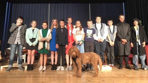 La squedra da teater da S-chanf cun lur chaun da scoula Fox. fotografia: Martin Camichel