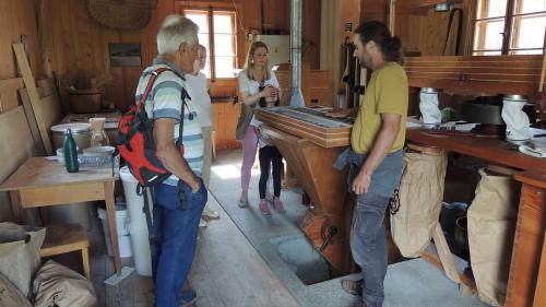 Stephen Palmer preschainta a gruppas interessadas co cha’l muglin da Tarasp funcziuna – sco per exaimpel in gövgia passada pro üna visita guidada (fotografia: Benedict Stecher).