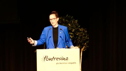 Gemeindepräsidentin Nora Saratz Cazin führte durch eine reichbefrachtete Gemeindeversammmlung. Foto: Jon Duschletta