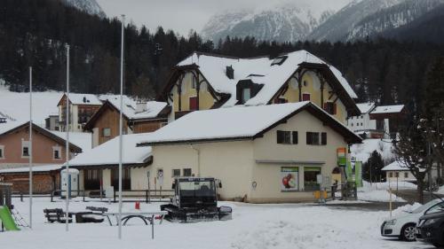 La Butia Tarasp as rechatta immez cumün (fotografia: Benedict Stecher).
