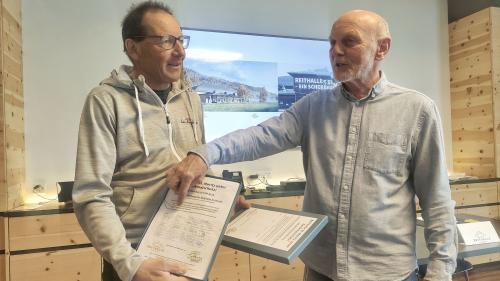 Alf Bolt (rechts) übergibt die Petition an Gemeindevorstand Reto Matossi. Foto: Denise Kley