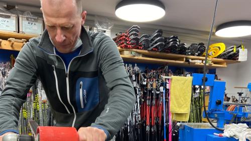 Eir Jens Haucke prepara varsaquants skis sainza far adöver da tschairas cun fluor (fotografia: Sandra Balzer).