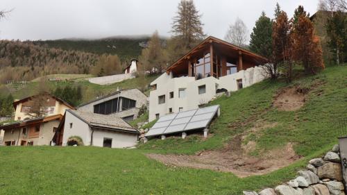 Ün sguard sül crater immez ün territori abito a La Punt Chamues-ch cha l’eroplan pitschen ho chaschuno tar la  disgrazcha als 17 marz (fotografia: Martin Camichel).