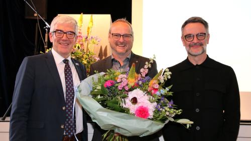 Il president da la Regenza grischuna Jon Domenic Parolini, il portader dal Premi da cultura grischun 2024 Clau Scherrer e Giovanni Netzer (da schnestra) chi ha tgnü la laudatio per Clau Scherrer (fotografia: Hans Huonder).