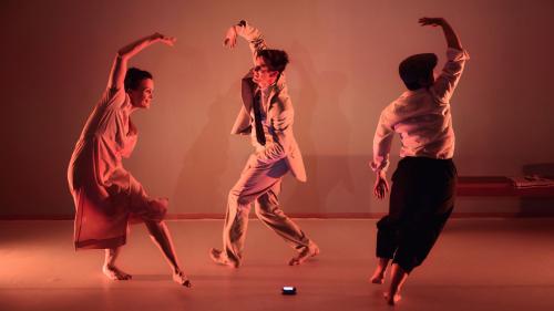 Rikka Läser (a schnestra) in acziun scu sutunza in occasiun dal teater da sot «Lilias per Lily – üna parevla da sted» l’an 2022 illa Chesa Planta Samedan (fotografia: Martin Camichel).