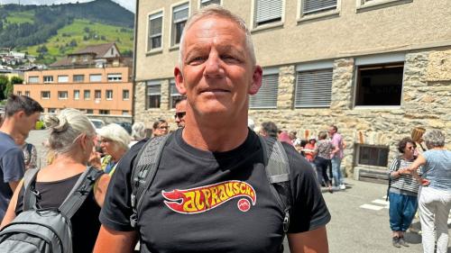 Daniel Haataja es gnü aposta da l’America per visitar il cuors intensiv da rumantsch. La Posta Ladina ha inscuntrà l’American a l’arrandschamaint da  finischiun dals cuors davant la scoula a Scuol (fotografia: Nicolo Bass).