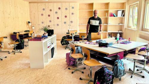Il manader da scoula Mario Rauch es cuntaint cul nouv provisori a Scuol (fotografia: Fadrina Hofmann).