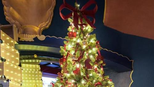 Einer der gesponserten Christbäume, der im traditionellen Look dekoriert wurde. Foto: Stephane Flores