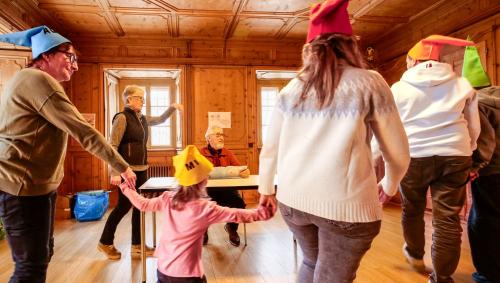 Szenisch umgesetzt: Das Buch der fünf Wassertropfen und ihrer Reise von der Innquelle zum Meer. Foto: Jon Duschletta 