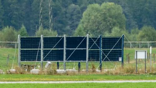 Bisher zeugen nur Visualisierungen und diese Modellpaneelen von der geplanten PV-Anlage. Das soll sich alsbald ändern. Archivfoto: Jon Duschletta