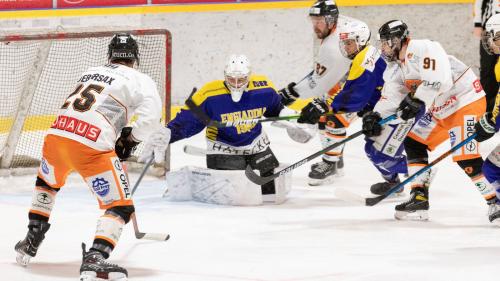 Der Engiadina-Torhüter zeigt auch im Rückspiel gegen den EHC Urdorf ein starkes Spiel (Foto: Marco Ritzmann). 