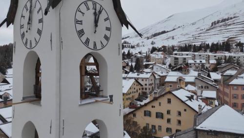 I’l clucher da San Luzi a Zuoz as po que darcho suner tuot ils quatter sains (fotografia: RTR)