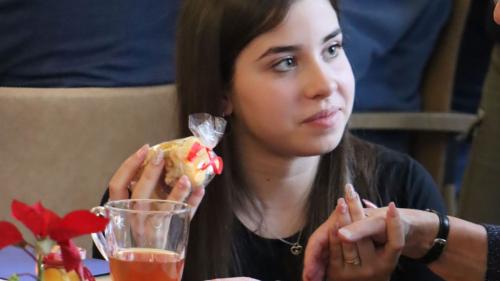 Üna scolara chi tegna il maun d’ün'attempeda düraunt la visita da la scoula da la Plaiv (fotografia: Martin Camichel).