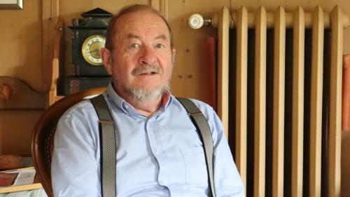 Marco Gilly davaunt ün radiator dal Grand Hotel in stüva da sia chasa a Tschierv (fotografia: Martin Camichel).