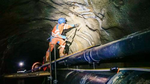 Die punktuelle Sanierung des EKW-Fensterstollens in der Val Sampuoir bedingt viel mühsame Handarbeit. Foto: Jon Duschletta