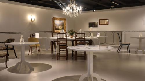 L’exposiziun  muossa eir divers ogets chi haun survivieu l’incendi dal Hotel Waldhaus Vulpera l’an 1989 (fotografia: Martin Camichel).