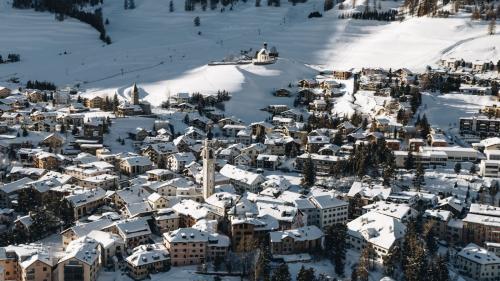 In Samedan wird der Kanton eine Flüchtlingsunterkunft betreiben. Foto: Engadin St. Moritz Tourismus/Fabian Gettlen