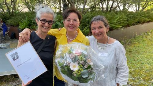 Die Inhaberin der Libraria, Simone Nuber (Mitte), mit ihren Mitarbeiterinnen Ruth Grünenfelder Flury (links) und Katrin Tissi. Foto: z. Vfg