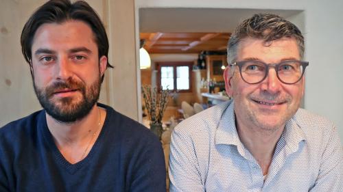 Curdin Lansel (a dretta) e Martin Camichel co-organiseschan la prüma ediziun dal «Inscunter da chaunt a Zuoz» chi saregia dals 13 als 15 da settember (fotografia: mad).