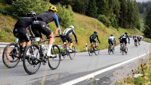 Das Rennen führt über einige Pässe und längere flache Strecken, wo das Fahren im Windschatten Erholung verschafft. Foto: z.Vfg