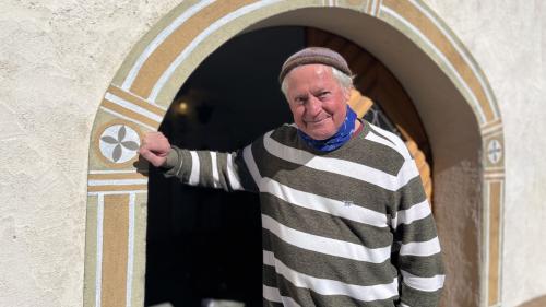 L’artist ed fliunz pensiunà Willi Fiolka pro l’entrada da gallaria illa Via Imperiala (fotografia: David Truttmann).