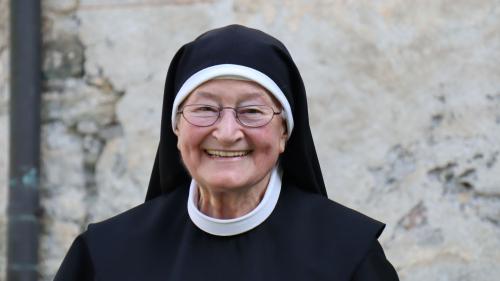 La sour Domenica Dethomas es creschüda sü be pacs meters davent da la Clostra San Jon e fa daspö 55 ons part dal convent da muongias benedictinas (fotografia: Martin Camichel). 