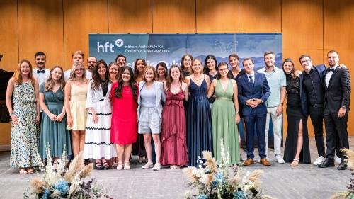 Frisch diplomierte Tourismusfachleute HF Tourismus & Management 2025. Foto: Mayk Wendt, Academia Engiadina