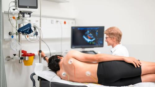 Dagmar Keller Lang macht einen Herz-Ultraschall, der ein zentraler Bestandteil von Vorsorgeuntersuchungen zur Früherkennung von Herzkrankheiten ist. Foto: Mayk Wendt