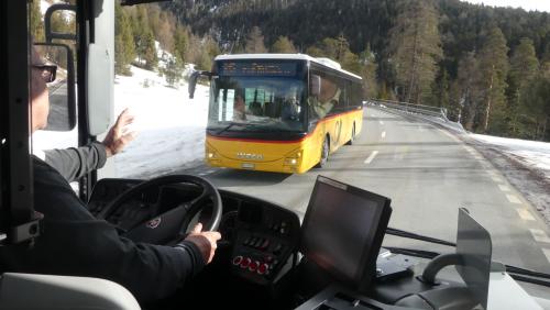 In viadi cun Jachen Tschenett sur il Pass dal Fuorn. Na be el gioda tals servezzans specials, dimpersè eir tuot seis collegas da lavur. fotografia: Dario Müller