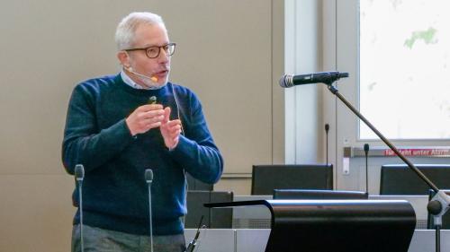 Andreas Beer aus Zernez sprach als Vertreter des Vereins Smart Grid Schweiz über gemachte Erfahrungen in Bezug auf den Klimaschutz und blickte mit gemischten Gefühlen in die Zukunft. Fotos: Jon Duschletta