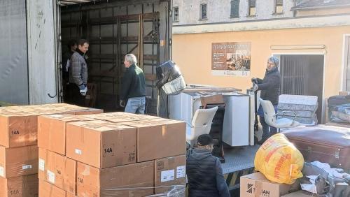 Freiwillige Helfende verpacken die Hilfsgüter und bringen sie in die ­Krisengebiete. Foto: Interventi Umanitari Valposchiavo 