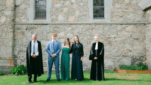 Pfarrer Patrice J. Baumann und Pfarrerin Marie-Ursula Kind haben Fabio De Agostini, Luisa Ulber, Nina Matossi konfirmiert. Foto: z. Vfg